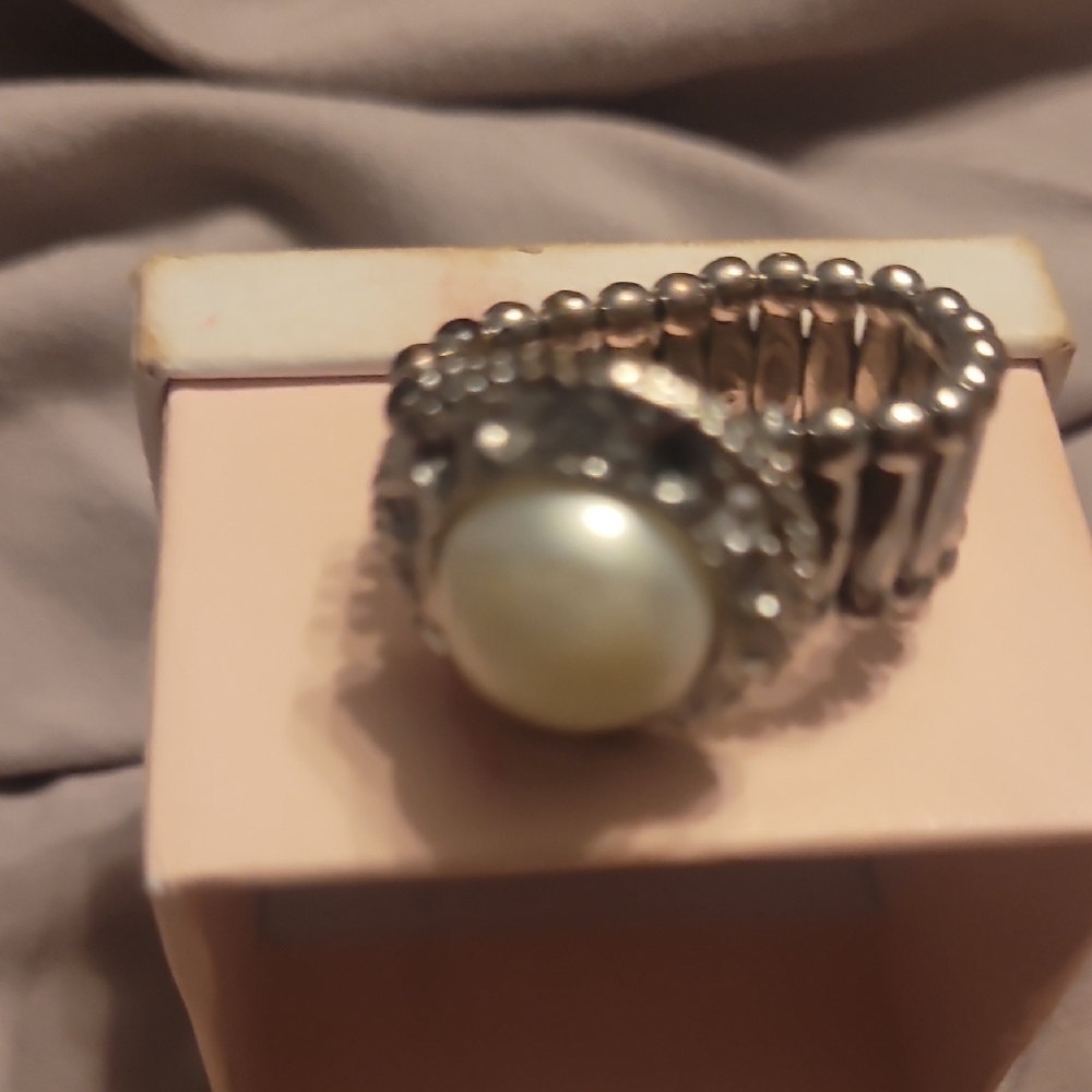 Elegant Silver Pearl Ring